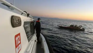 Ege'de Göçmen Teknesi Kurtarıldı: 20 Kişi Güvende