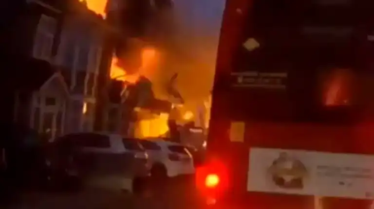 Londra'da Ev Patlaması: 2 Yaralı, 60 İtfaiyeci Müdahale Etti